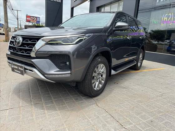 TOYOTA HILUX SW4 2.8 D-4D TURBO DIESEL SRX 7L 4X4 AUTOMÁTICO TOYOTA HILUX SW4 2.8 D-4D TURBO DIESEL SRX 7L 4X4 AUTOMÁTICO